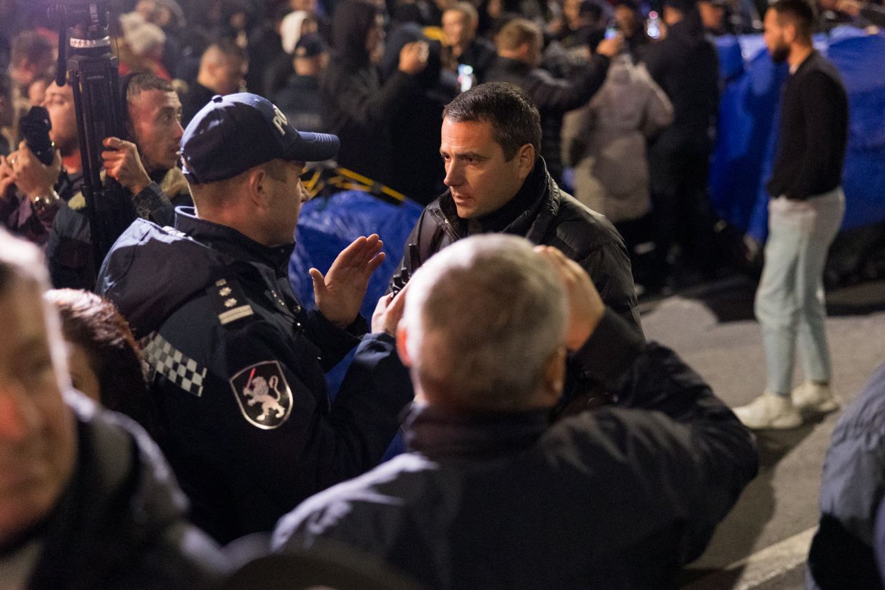 FOTO// Orășelul Schimbării a fost distrus de polițiștii Maiei Sandu, care au evacuat cu forța toate corturile amplasate în centrul capitalei