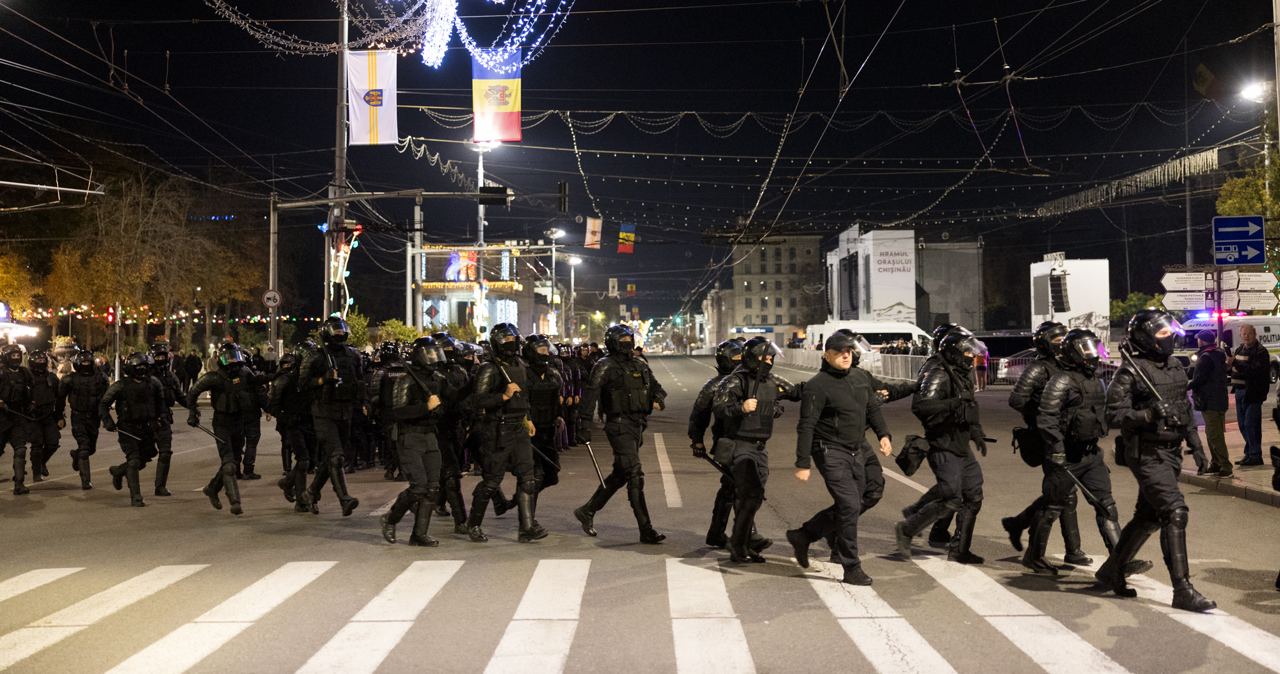FOTO// Orășelul Schimbării a fost distrus de polițiștii Maiei Sandu, care au evacuat cu forța toate corturile amplasate în centrul capitalei
