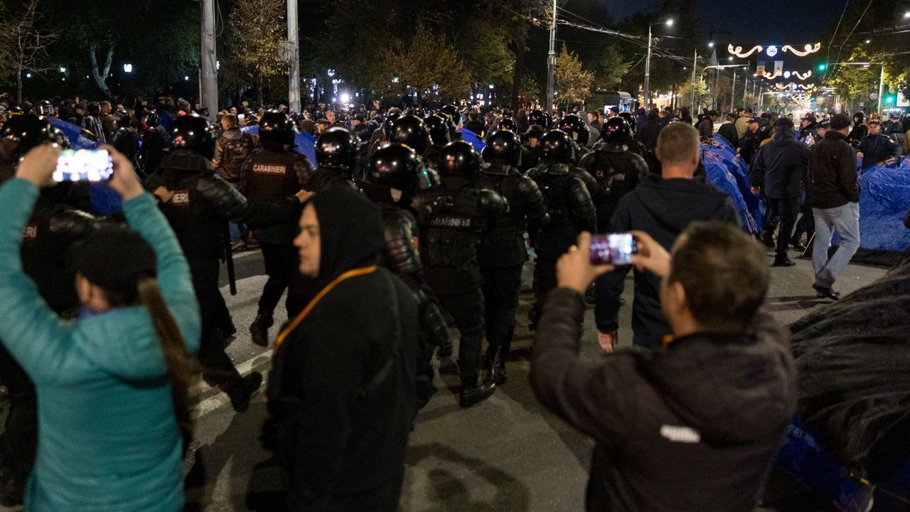 FOTO// Orășelul Schimbării a fost distrus de polițiștii Maiei Sandu, care au evacuat cu forța toate corturile amplasate în centrul capitalei