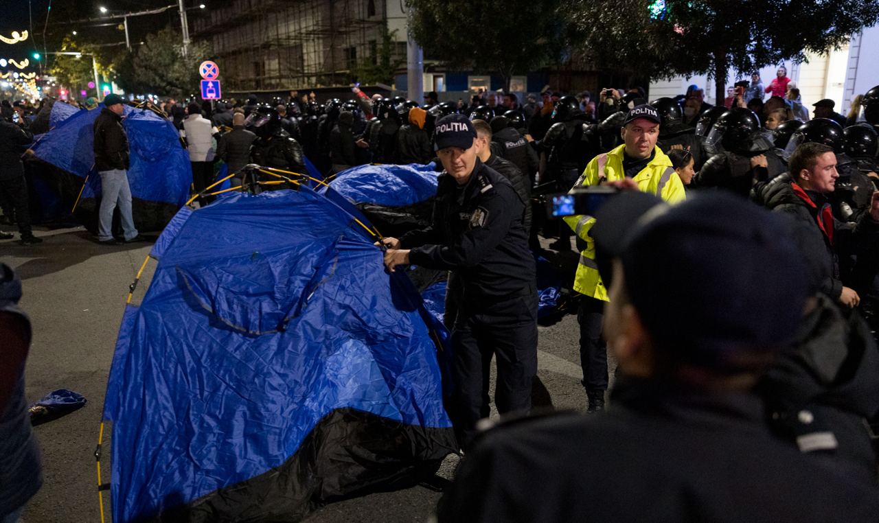 FOTO// Orășelul Schimbării a fost distrus de polițiștii Maiei Sandu, care au evacuat cu forța toate corturile amplasate în centrul capitalei