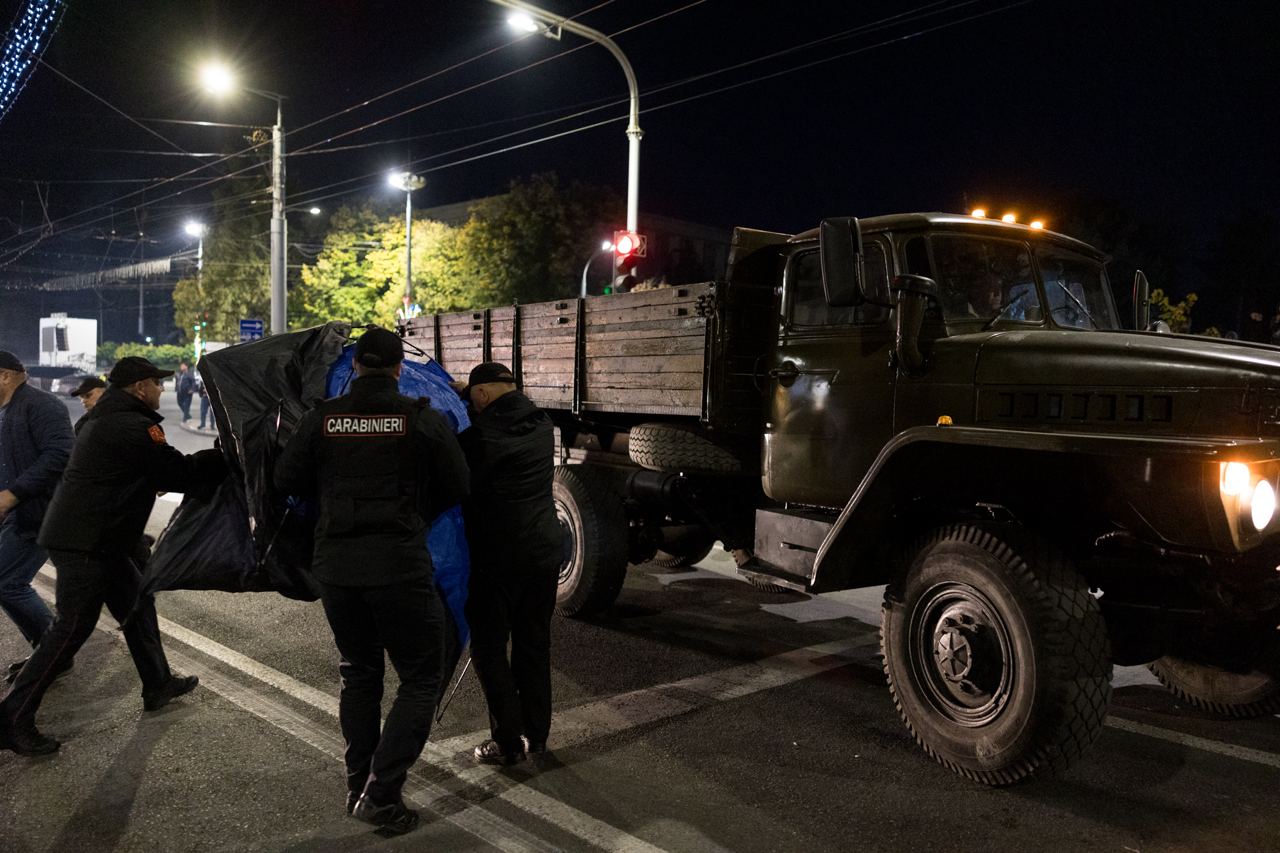 FOTO// Orășelul Schimbării a fost distrus de polițiștii Maiei Sandu, care au evacuat cu forța toate corturile amplasate în centrul capitalei