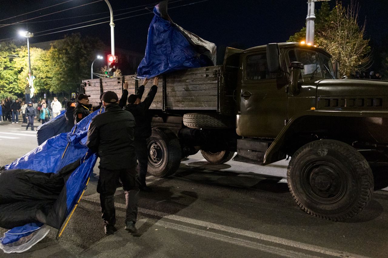 FOTO// Orășelul Schimbării a fost distrus de polițiștii Maiei Sandu, care au evacuat cu forța toate corturile amplasate în centrul capitalei