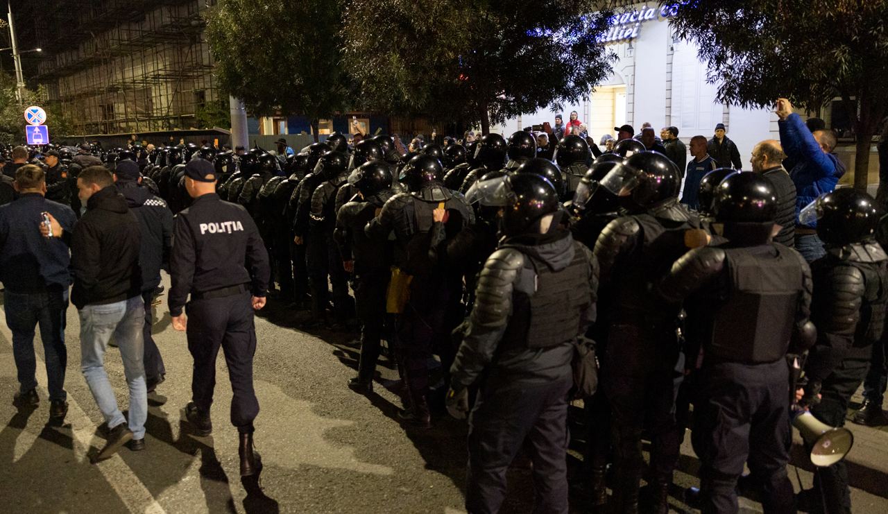 FOTO// Orășelul Schimbării a fost distrus de polițiștii Maiei Sandu, care au evacuat cu forța toate corturile amplasate în centrul capitalei