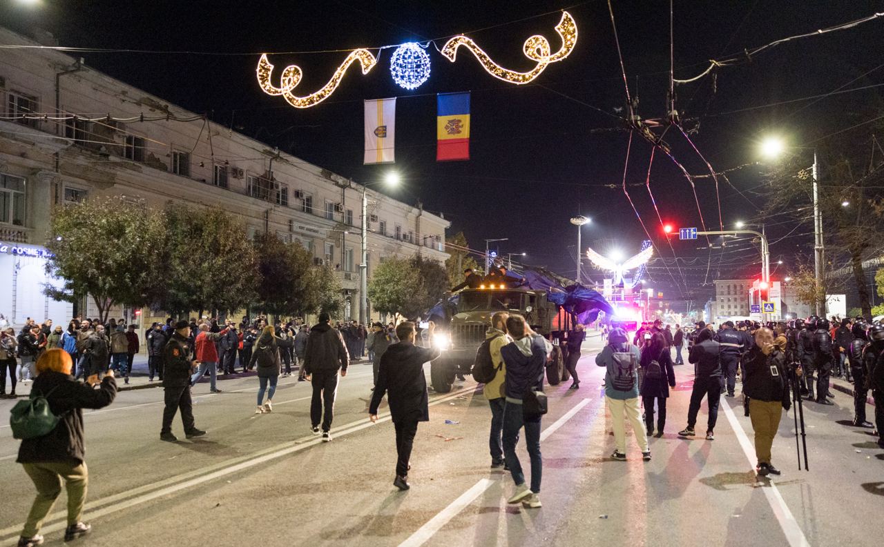 FOTO// Orășelul Schimbării a fost distrus de polițiștii Maiei Sandu, care au evacuat cu forța toate corturile amplasate în centrul capitalei