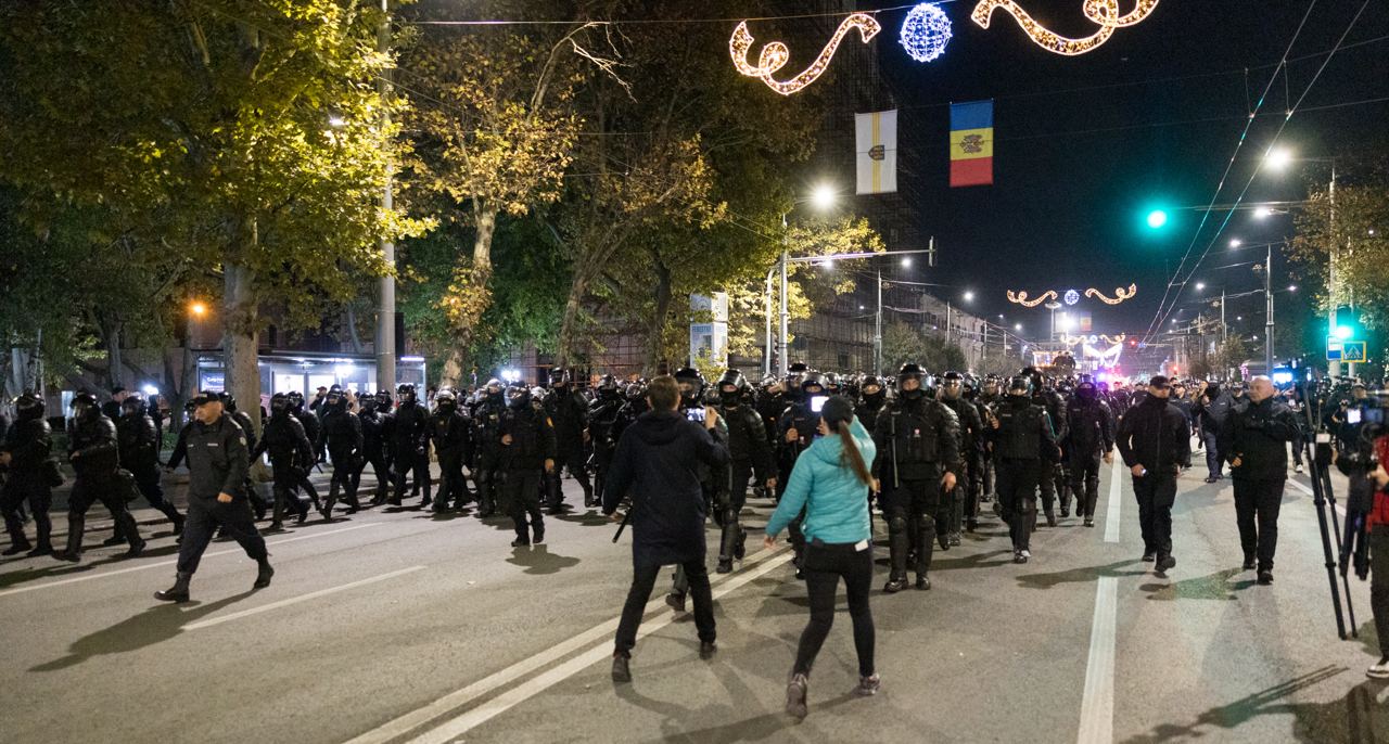 FOTO// Orășelul Schimbării a fost distrus de polițiștii Maiei Sandu, care au evacuat cu forța toate corturile amplasate în centrul capitalei