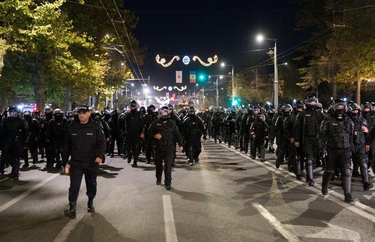 FOTO// Orășelul Schimbării a fost distrus de polițiștii Maiei Sandu, care au evacuat cu forța toate corturile amplasate în centrul capitalei