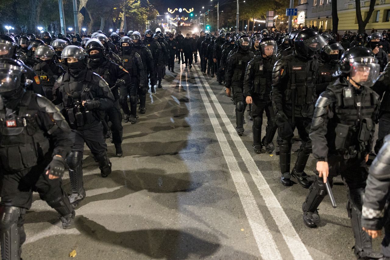 FOTO// Orășelul Schimbării a fost distrus de polițiștii Maiei Sandu, care au evacuat cu forța toate corturile amplasate în centrul capitalei
