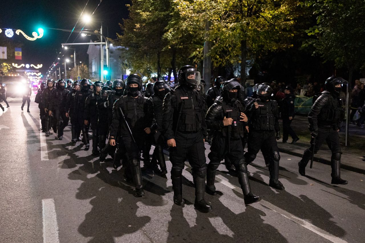 FOTO// Orășelul Schimbării a fost distrus de polițiștii Maiei Sandu, care au evacuat cu forța toate corturile amplasate în centrul capitalei