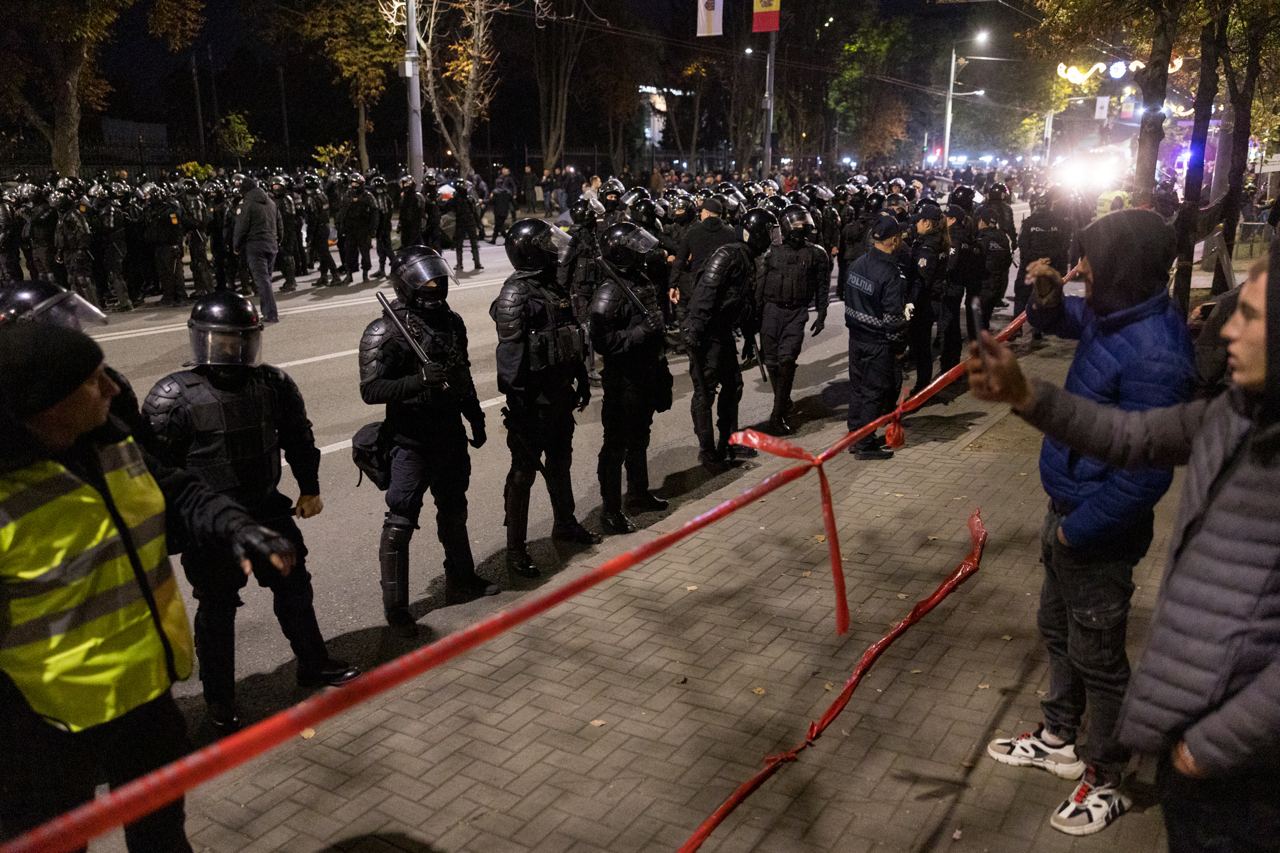 FOTO// Orășelul Schimbării a fost distrus de polițiștii Maiei Sandu, care au evacuat cu forța toate corturile amplasate în centrul capitalei