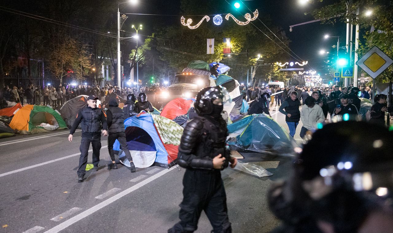 FOTO// Orășelul Schimbării a fost distrus de polițiștii Maiei Sandu, care au evacuat cu forța toate corturile amplasate în centrul capitalei