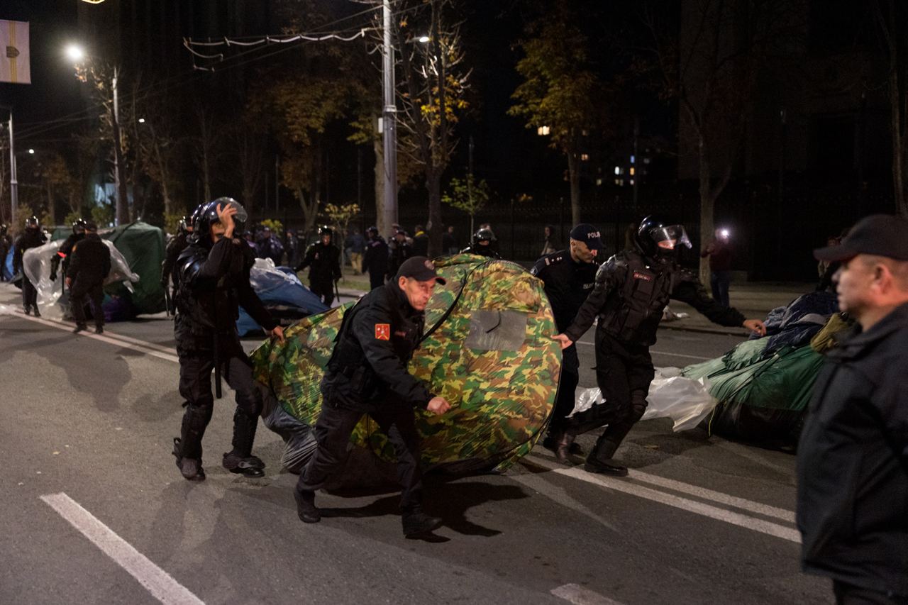 FOTO// Orășelul Schimbării a fost distrus de polițiștii Maiei Sandu, care au evacuat cu forța toate corturile amplasate în centrul capitalei