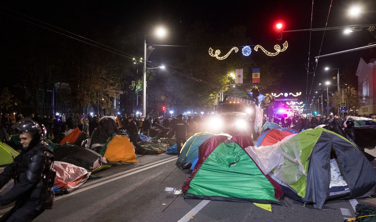 FOTO// Orășelul Schimbării a fost distrus de polițiștii Maiei Sandu, care au evacuat cu forța toate corturile amplasate în centrul capitalei