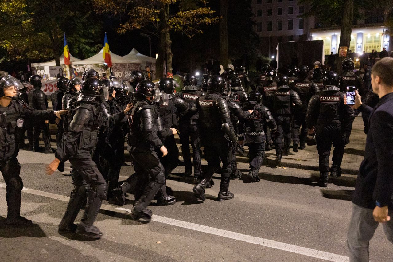 FOTO// Orășelul Schimbării a fost distrus de polițiștii Maiei Sandu, care au evacuat cu forța toate corturile amplasate în centrul capitalei