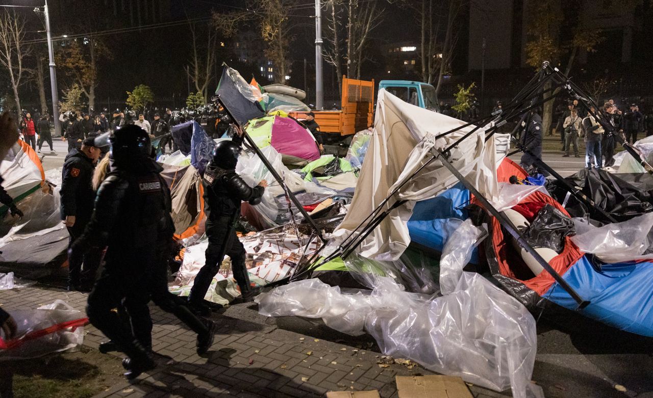 FOTO// Orășelul Schimbării a fost distrus de polițiștii Maiei Sandu, care au evacuat cu forța toate corturile amplasate în centrul capitalei