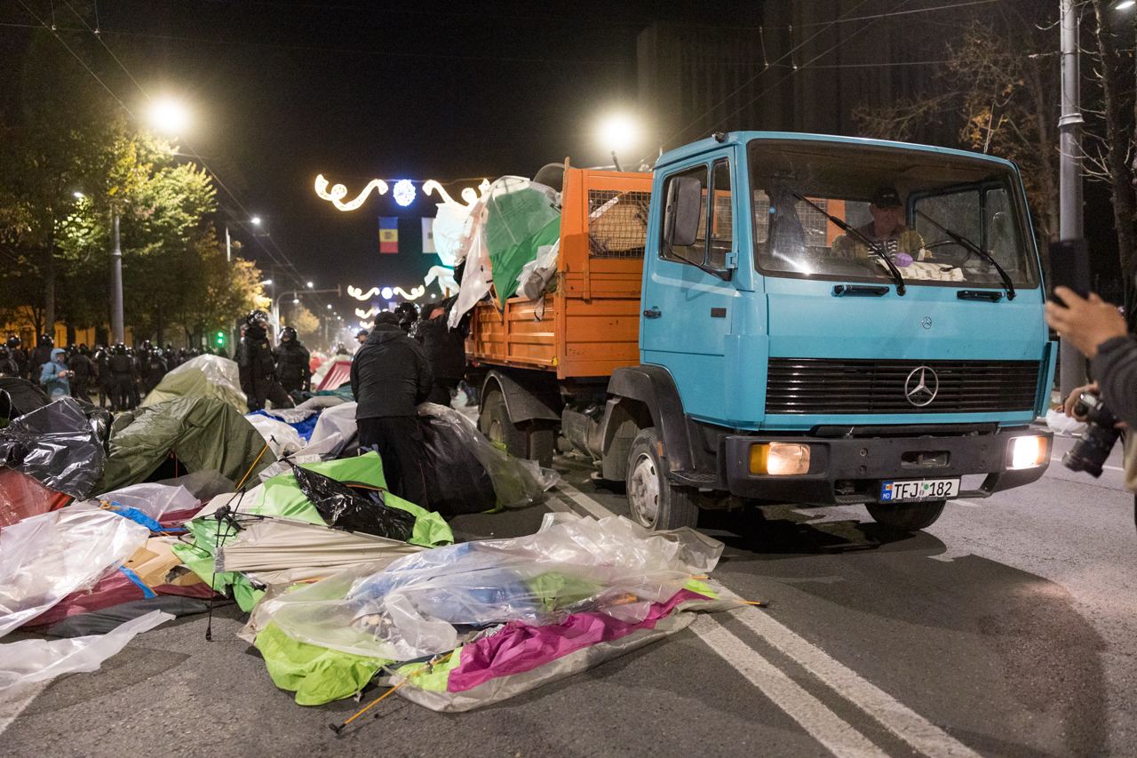 FOTO// Orășelul Schimbării a fost distrus de polițiștii Maiei Sandu, care au evacuat cu forța toate corturile amplasate în centrul capitalei