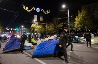 FOTO// Orășelul Schimbării a fost distrus de polițiștii Maiei Sandu, care au evacuat cu forța toate corturile amplasate în centrul capitalei