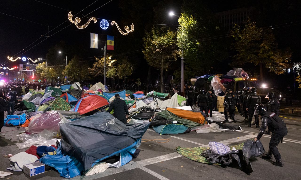 FOTO// Orășelul Schimbării a fost distrus de polițiștii Maiei Sandu, care au evacuat cu forța toate corturile amplasate în centrul capitalei