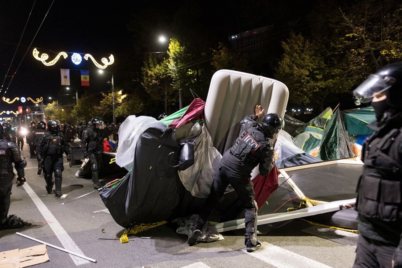 FOTO// Orășelul Schimbării a fost distrus de polițiștii Maiei Sandu, care au evacuat cu forța toate corturile amplasate în centrul capitalei