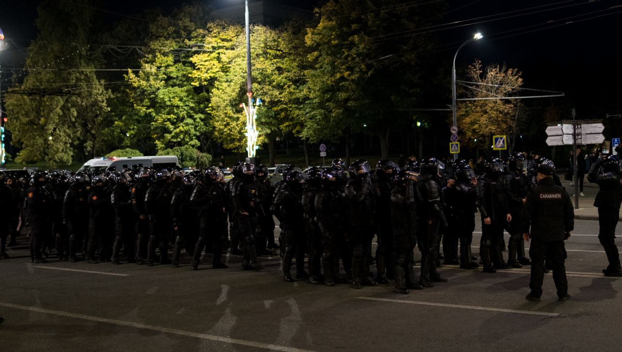 FOTO// Orășelul Schimbării a fost distrus de polițiștii Maiei Sandu, care au evacuat cu forța toate corturile amplasate în centrul capitalei
