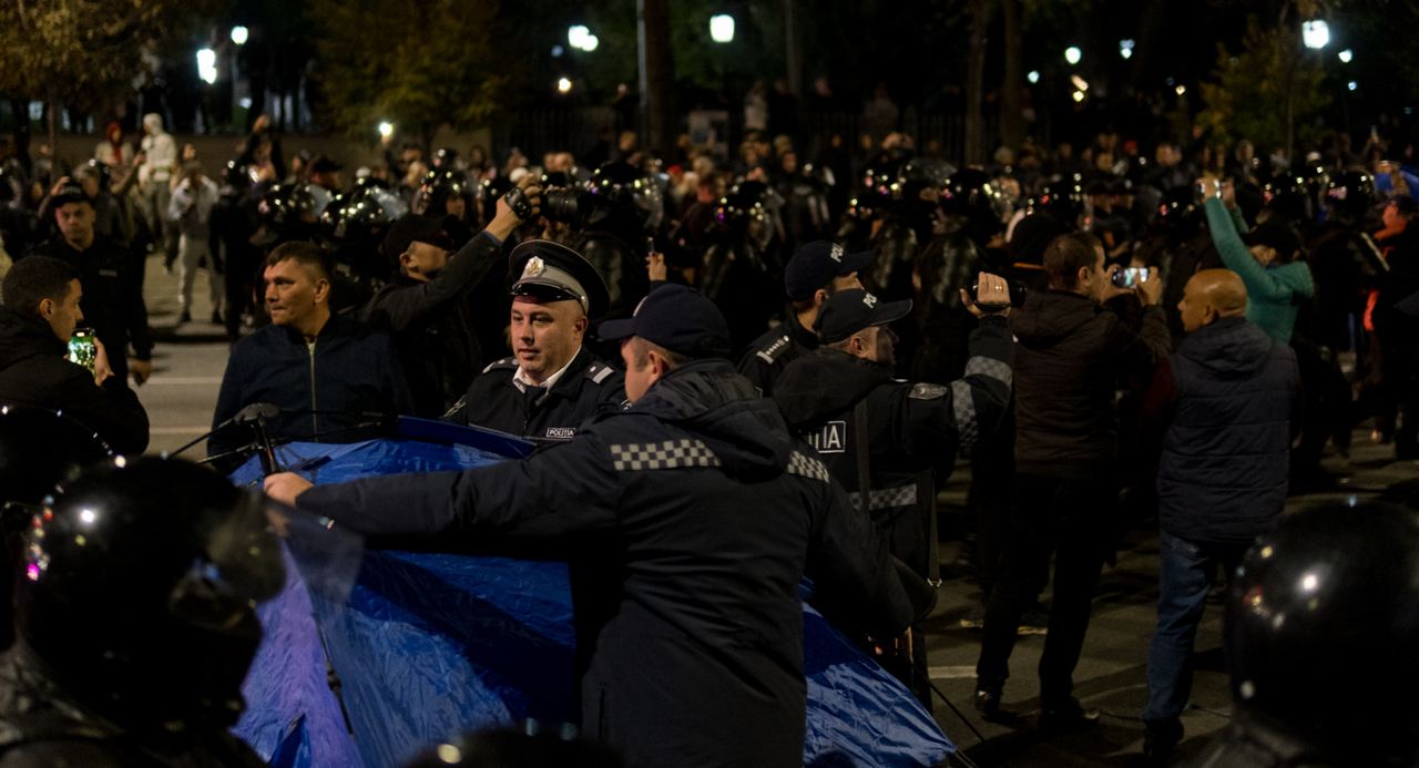 FOTO// Orășelul Schimbării a fost distrus de polițiștii Maiei Sandu, care au evacuat cu forța toate corturile amplasate în centrul capitalei
