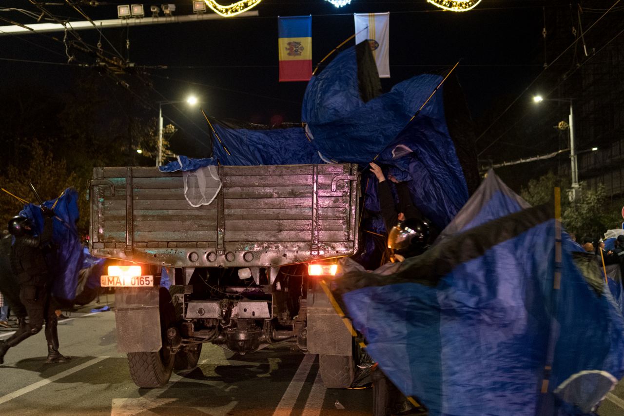 FOTO// Orășelul Schimbării a fost distrus de polițiștii Maiei Sandu, care au evacuat cu forța toate corturile amplasate în centrul capitalei