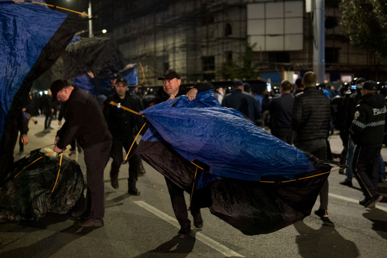 FOTO// Orășelul Schimbării a fost distrus de polițiștii Maiei Sandu, care au evacuat cu forța toate corturile amplasate în centrul capitalei