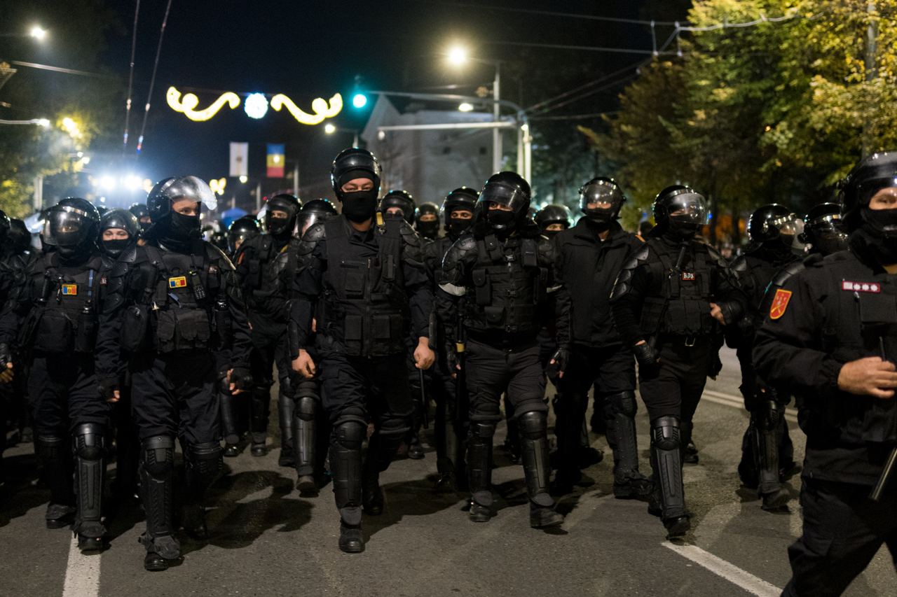 FOTO// Orășelul Schimbării a fost distrus de polițiștii Maiei Sandu, care au evacuat cu forța toate corturile amplasate în centrul capitalei