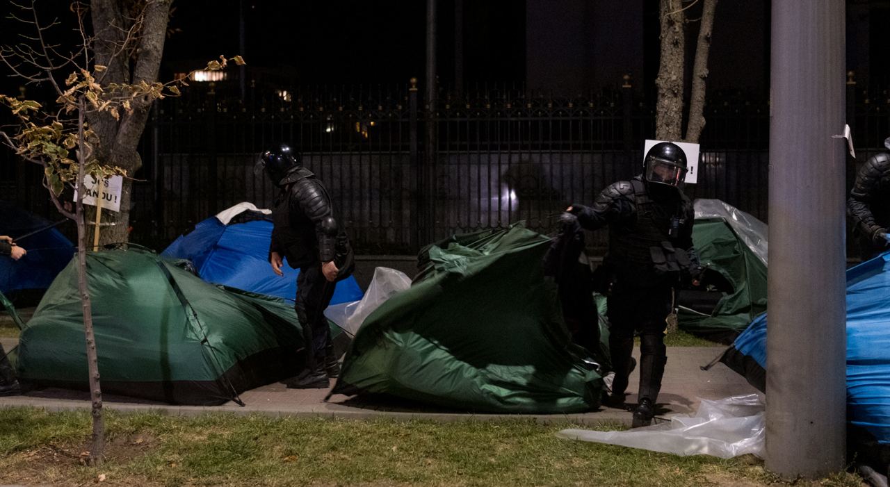FOTO// Orășelul Schimbării a fost distrus de polițiștii Maiei Sandu, care au evacuat cu forța toate corturile amplasate în centrul capitalei