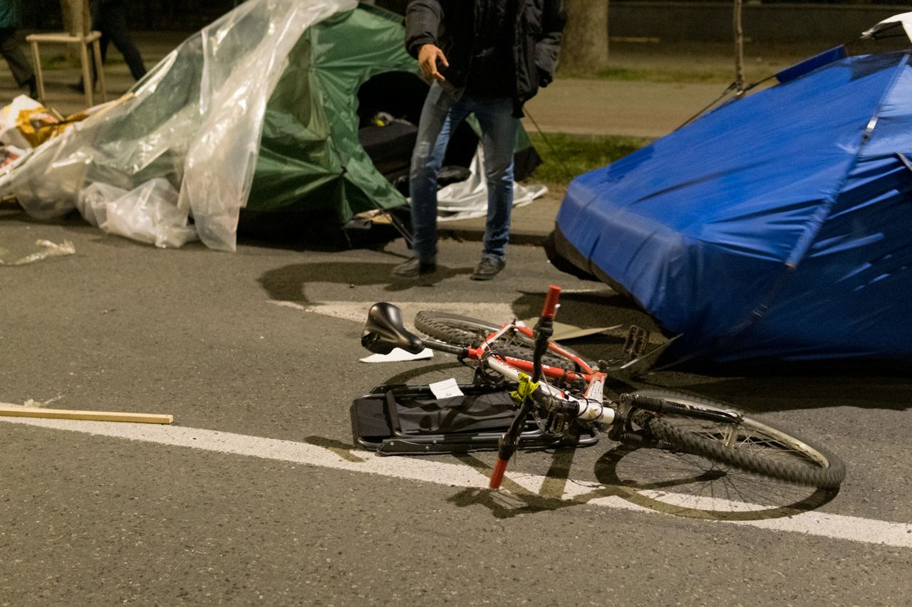 FOTO// Orășelul Schimbării a fost distrus de polițiștii Maiei Sandu, care au evacuat cu forța toate corturile amplasate în centrul capitalei