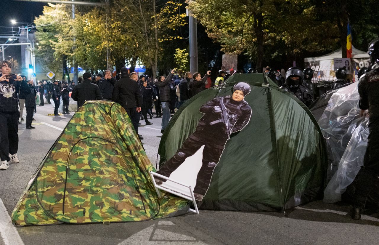 FOTO// Orășelul Schimbării a fost distrus de polițiștii Maiei Sandu, care au evacuat cu forța toate corturile amplasate în centrul capitalei