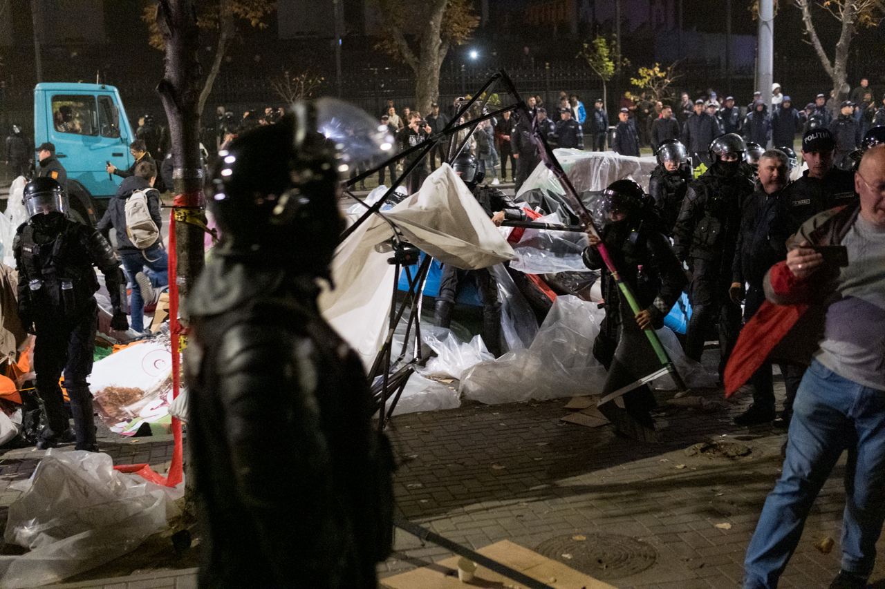 FOTO// Orășelul Schimbării a fost distrus de polițiștii Maiei Sandu, care au evacuat cu forța toate corturile amplasate în centrul capitalei