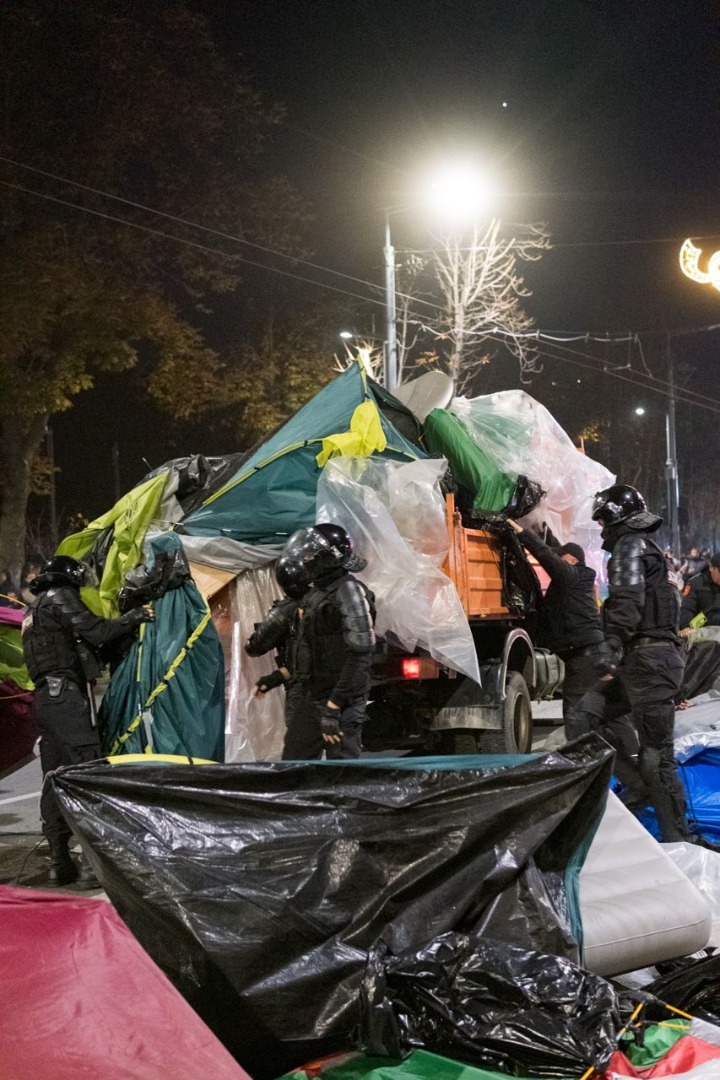 FOTO// Orășelul Schimbării a fost distrus de polițiștii Maiei Sandu, care au evacuat cu forța toate corturile amplasate în centrul capitalei