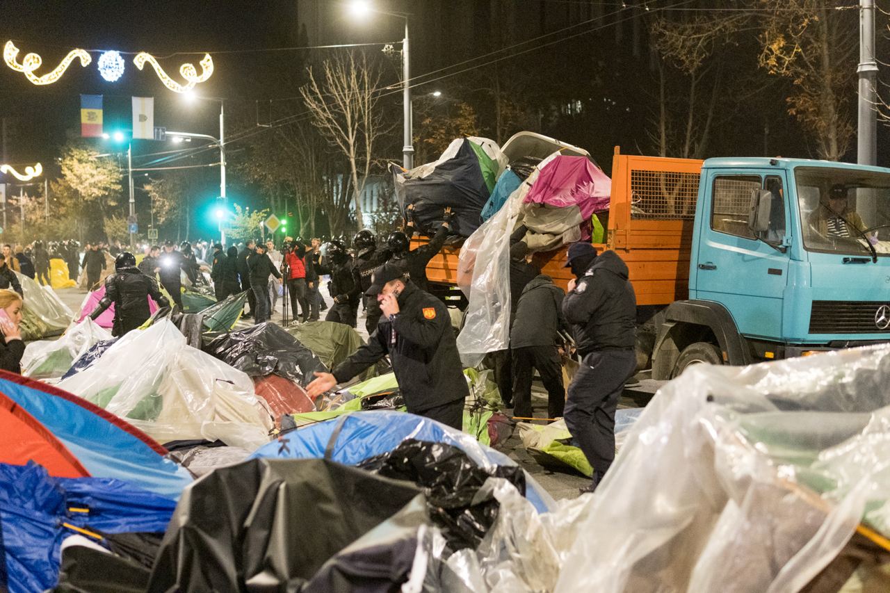 FOTO// Orășelul Schimbării a fost distrus de polițiștii Maiei Sandu, care au evacuat cu forța toate corturile amplasate în centrul capitalei