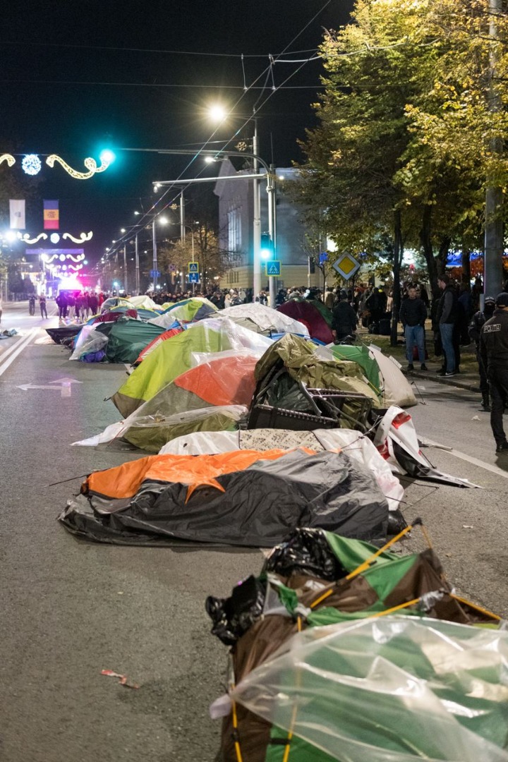 FOTO// Orășelul Schimbării a fost distrus de polițiștii Maiei Sandu, care au evacuat cu forța toate corturile amplasate în centrul capitalei