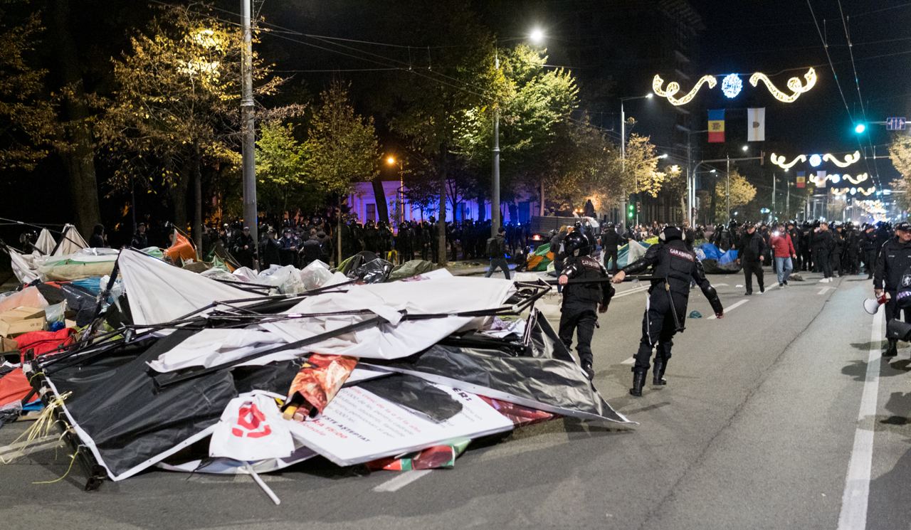 FOTO// Orășelul Schimbării a fost distrus de polițiștii Maiei Sandu, care au evacuat cu forța toate corturile amplasate în centrul capitalei