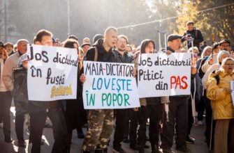FOTO// Un nou protest față de abuzurile puterii PAS: Poliția, la ordinul Maiei Sandu, a călcat în picioare Constituția și dreptul oamenilor de a protesta