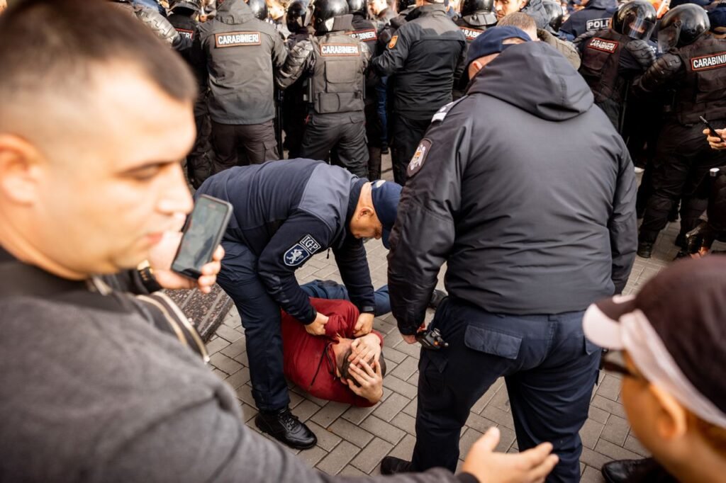 VIDEO// Partidul ȘOR: Protestatarii au fost bătuți și împiedicați să se deplaseze spre PMAN 21 VIDEO// Partidul ȘOR: Protestatarii au fost bătuți și împiedicați să se deplaseze spre PMAN