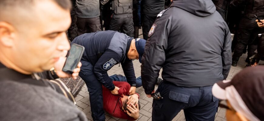VIDEO// Partidul ȘOR: Protestatarii au fost bătuți și împiedicați să se deplaseze spre PMAN
