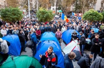 FOTO// Protestatarii și-au amenajat un nou orășel al corturilor a fost amenajat în fața Procuraturii Generale