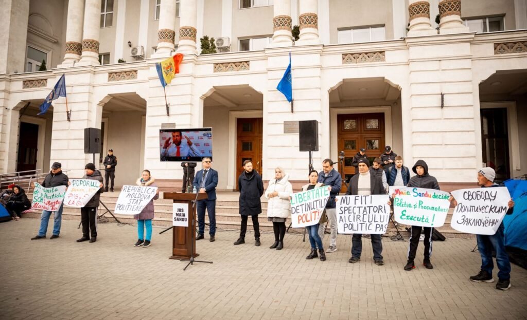 Ilan Șor: PAS ne-a adus în întuneric, iar acum ne obligă să plătim mai mult și să economisim 1 Ilan Șor: PAS ne-a adus în întuneric, iar acum ne obligă să plătim mai mult și să economisim