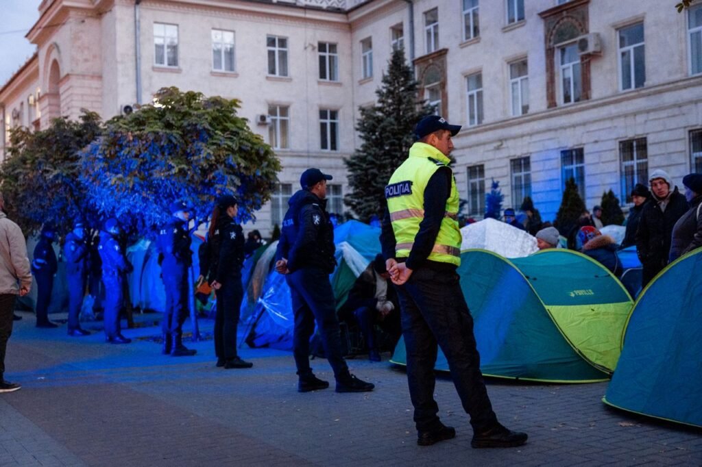 Poliția solicită Primăriei Chișinău să permită protestul până la ”lăsarea întunericului”. Ce motiv au invocat 1 Partidul ȘOR: Poliția continuă să ridice abuziv corturile din fața Procuraturii Generale