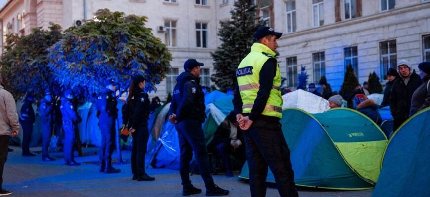Partidul ȘOR: Poliția continuă să ridice abuziv corturile din fața Procuraturii Generale