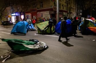 FOTO// Noaptea, ca tâlharii. Poliția a distrus orășelul de corturi, iar patru protestatari au fost reținuți