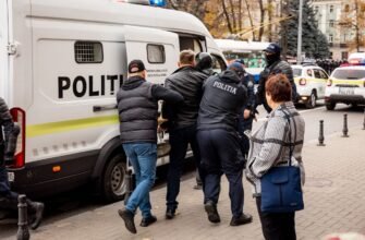 FOTO// Liderul protestelor, Dinu Țurcanu, reținut și dus la Inspectoratul de Poliție Centru