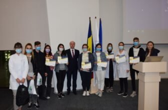 Elevii și profesorii Centrului de Excelență în Medicină din Chișinău s-au trezit cu ofițerii CNA în sala de festivități