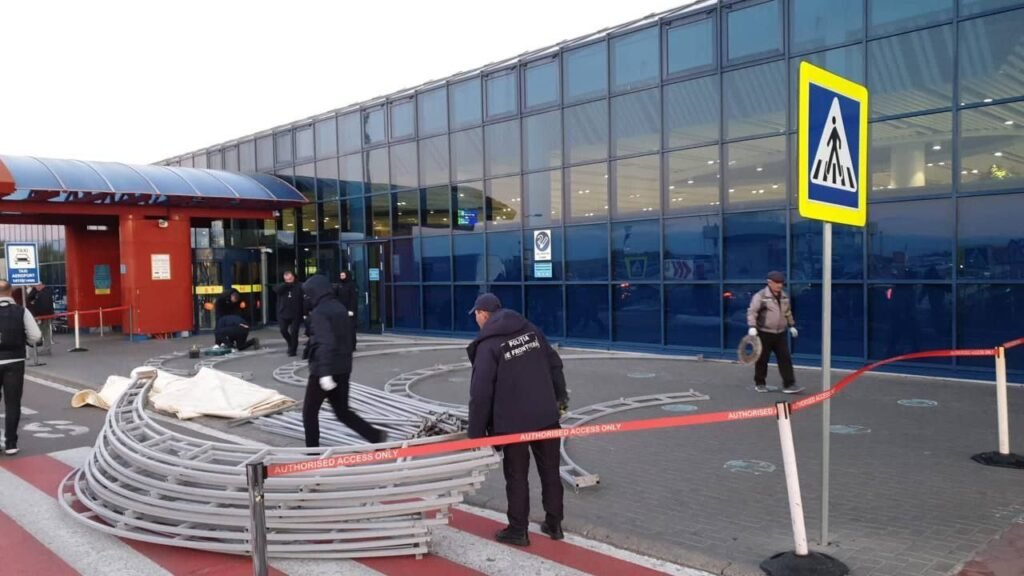 FOTO// Dacă nu în PMAN, atunci la Aeroport. Poliția de Frontieră a instalat mai multe corturi pentru a adăposti oamenii care stau afară