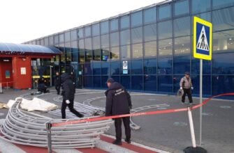FOTO// Dacă nu în PMAN, atunci la Aeroport. Poliția de Frontieră a instalat mai multe corturi pentru a adăposti oamenii care stau afară