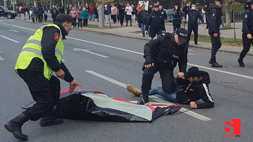 VIDEO// Protestatarii LOVIȚI și BRUSCAȚI de forțele de ordine, în timp ce încercau să instaleze corturi în centrul capitalei