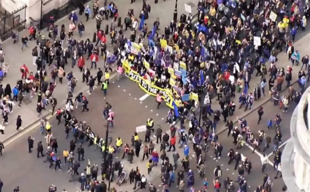 Protest la Londra. Oamenii au ieșit în stradă împotriva premierului Liz Truss. 51% din britanici îi cer demisia