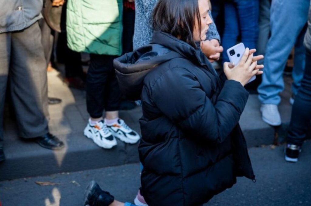 Protestatari credincioși. Rugăciunea „Tatăl nostru” a răsunat în timpul protestelor antiguvernamentale la care participă peste 70 mii cetățeni